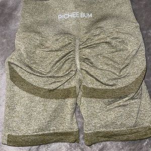 OLIVE CONTOUR SCRUNCH BUTT BIKER SHORTS SIZE S